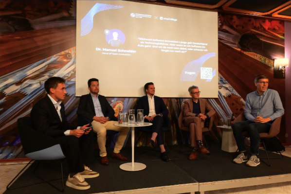 Branchen-Panel mit fünf Führungskräften im Gespräch auf der Bühne
