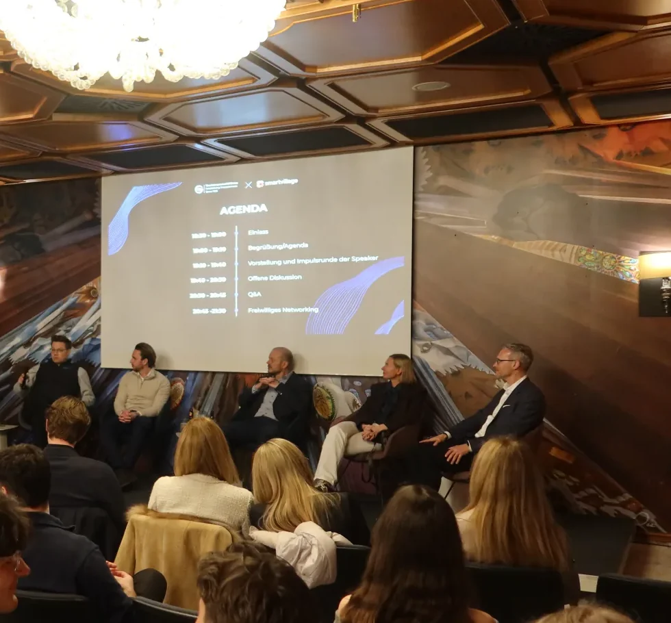 Panel mit Führungskräften vor Publikum im smartvillage Bogenhausen