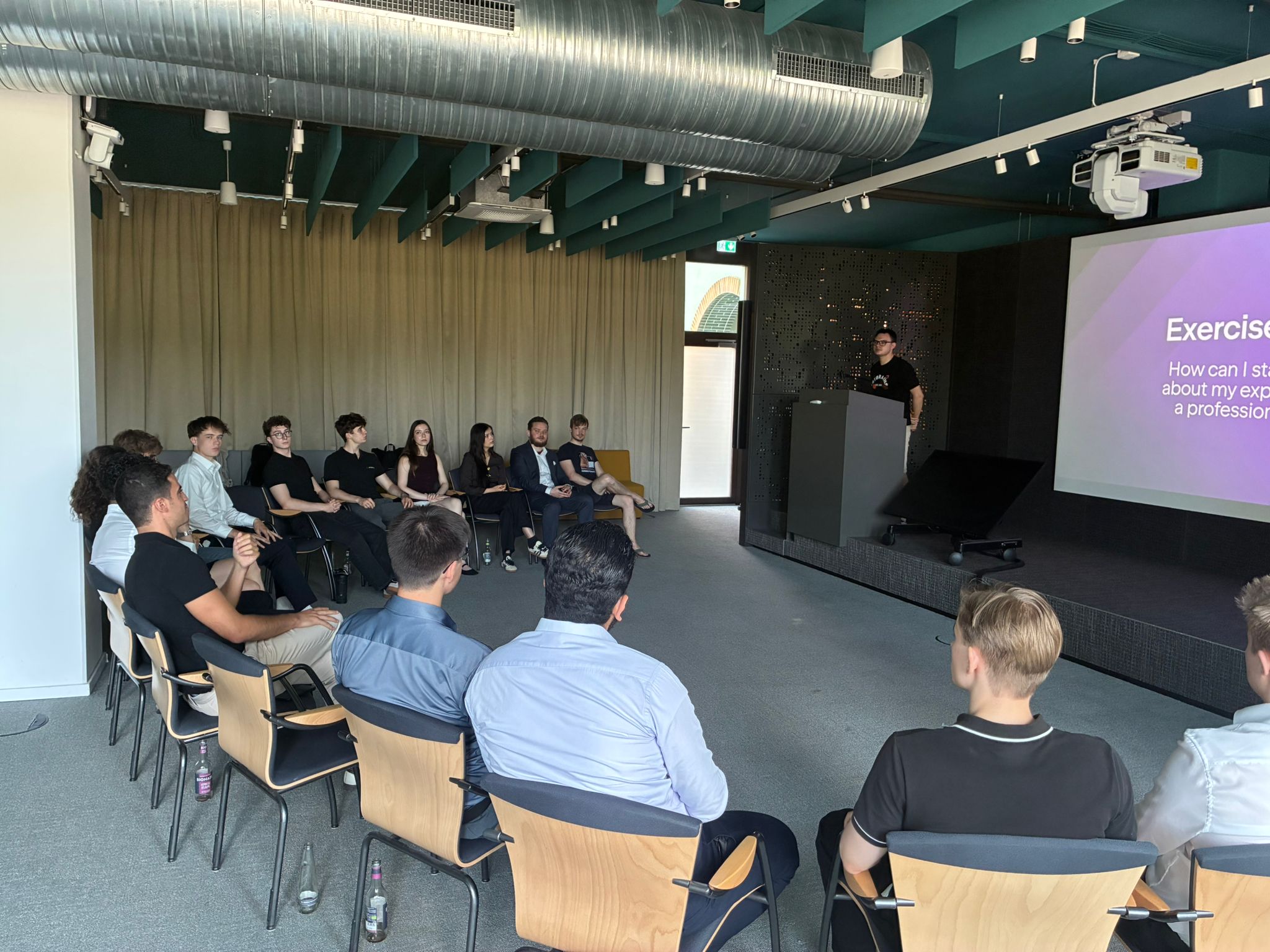 Workshop mit einer kleinen Gruppe von Teilnehmern der Academy
